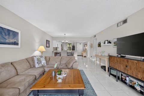 Condo in Pompano Beach, Florida, 2 bedrooms № 2384902 - photo 16