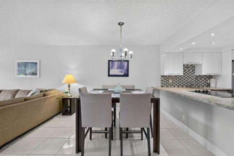 Condo in Pompano Beach, Florida, 2 bedrooms № 2384902 - photo 12