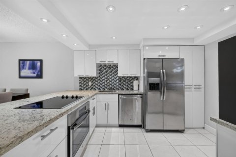 Condo in Pompano Beach, Florida, 2 bedrooms № 2384902 - photo 7