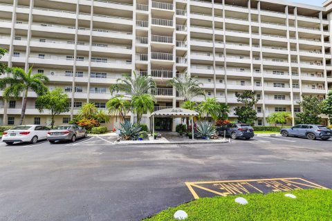 Condo in Pompano Beach, Florida, 2 bedrooms № 2384902 - photo 3