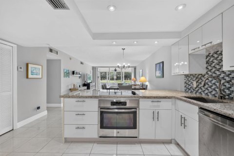 Condo in Pompano Beach, Florida, 2 bedrooms № 2384902 - photo 9