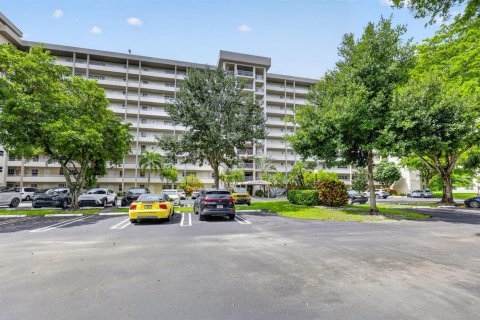 Condo in Pompano Beach, Florida, 2 bedrooms № 2384902 - photo 2