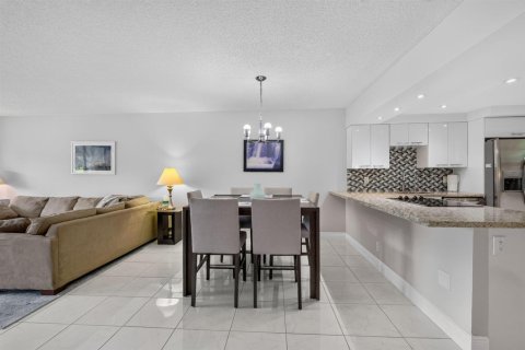 Condo in Pompano Beach, Florida, 2 bedrooms № 2384902 - photo 11