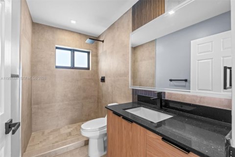 Casa en venta en Hialeah, Florida, 5 dormitorios, 152.17 m2 № 2007667 - foto 28