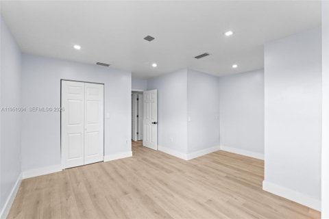 Casa en venta en Hialeah, Florida, 5 dormitorios, 152.17 m2 № 2007667 - foto 23