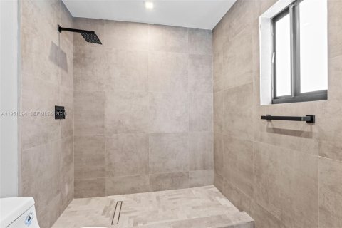 Casa en venta en Hialeah, Florida, 5 dormitorios, 152.17 m2 № 2007667 - foto 20