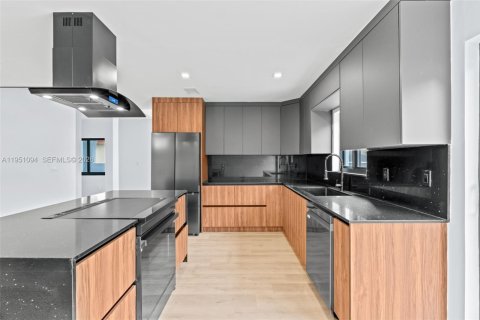 Casa en venta en Hialeah, Florida, 5 dormitorios, 152.17 m2 № 2007667 - foto 10