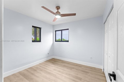 Casa en venta en Hialeah, Florida, 5 dormitorios, 152.17 m2 № 2007667 - foto 18