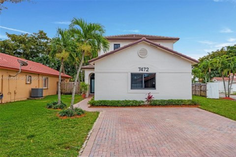 Casa en venta en Hialeah, Florida, 5 dormitorios, 152.17 m2 № 2007667 - foto 2