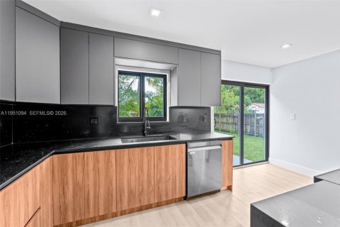 Casa en venta en Hialeah, Florida, 5 dormitorios, 152.17 m2 № 2007667 - foto 13