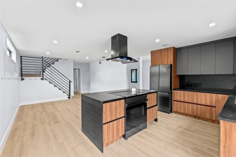 Casa en venta en Hialeah, Florida, 5 dormitorios, 152.17 m2 № 2007667 - foto 9