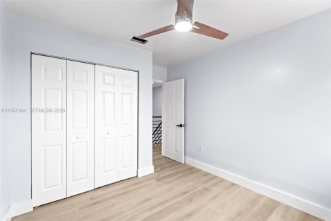 Casa en venta en Hialeah, Florida, 5 dormitorios, 152.17 m2 № 2007667 - foto 21