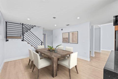 Casa en venta en Hialeah, Florida, 5 dormitorios, 152.17 m2 № 2007667 - foto 14