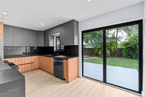 Casa en venta en Hialeah, Florida, 5 dormitorios, 152.17 m2 № 2007667 - foto 8