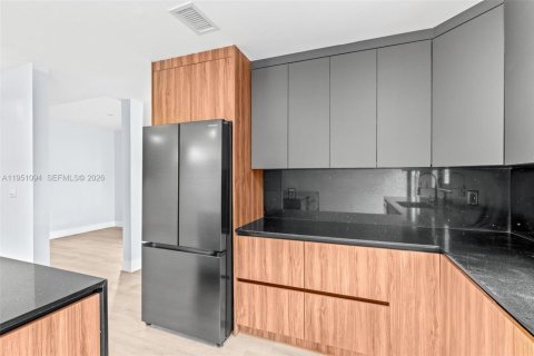 Casa en venta en Hialeah, Florida, 5 dormitorios, 152.17 m2 № 2007667 - foto 7