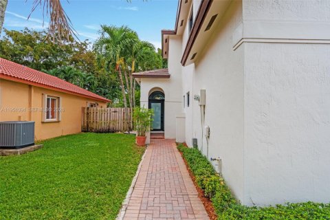 Casa en venta en Hialeah, Florida, 5 dormitorios, 152.17 m2 № 2007667 - foto 3