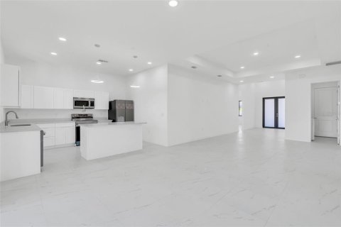 House in Cape Coral, Florida 4 bedrooms, 176.89 sq.m. № 1649720 - photo 7