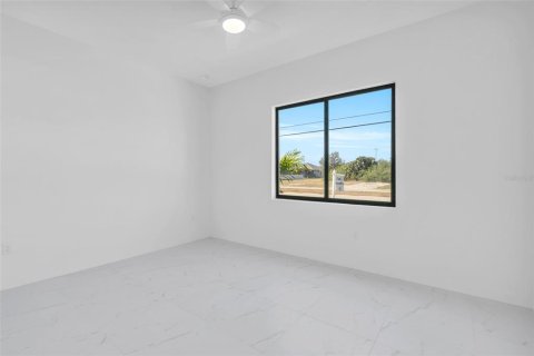 House in Cape Coral, Florida 4 bedrooms, 176.89 sq.m. № 1649720 - photo 25
