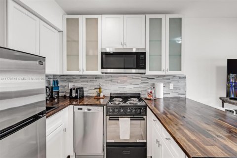 House in Fort Lauderdale, Florida 1 bedroom, 507.06 sq.m. № 1861046 - photo 5