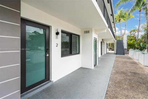 House in Fort Lauderdale, Florida 1 bedroom, 507.06 sq.m. № 1861046 - photo 2