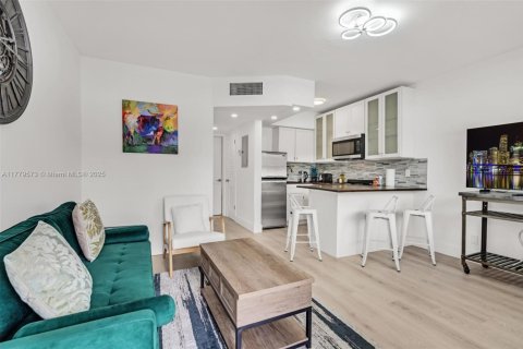 House in Fort Lauderdale, Florida 1 bedroom, 507.06 sq.m. № 1861046 - photo 3