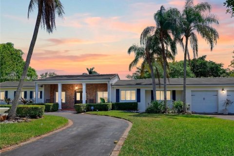 House in Miami, Florida 5 bedrooms, 228.35 sq.m. № 2066137 - photo 6