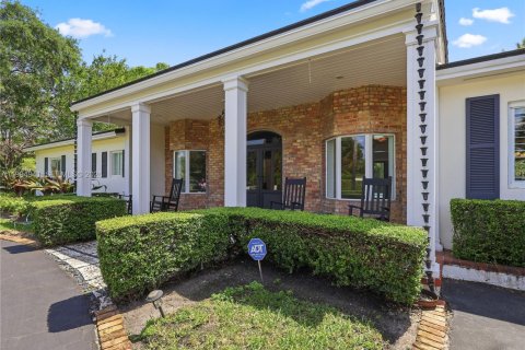 House in Miami, Florida 5 bedrooms, 228.35 sq.m. № 2066137 - photo 5