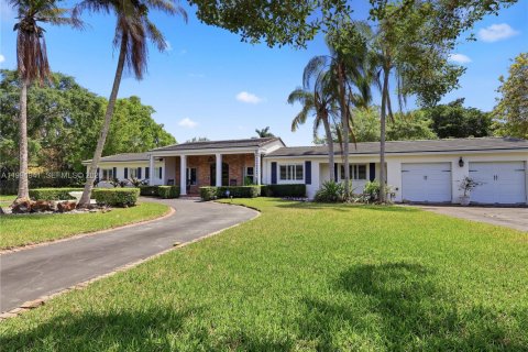 House in Miami, Florida 5 bedrooms, 228.35 sq.m. № 2066137 - photo 4