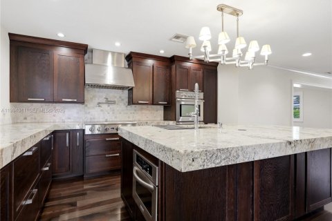 House in Miami, Florida 5 bedrooms, 228.35 sq.m. № 2066137 - photo 18