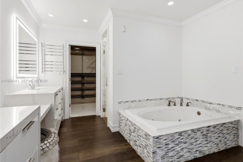 House in Miami, Florida 5 bedrooms, 228.35 sq.m. № 2066137 - photo 25