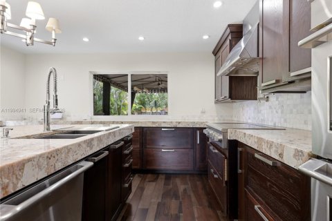 House in Miami, Florida 5 bedrooms, 228.35 sq.m. № 2066137 - photo 19