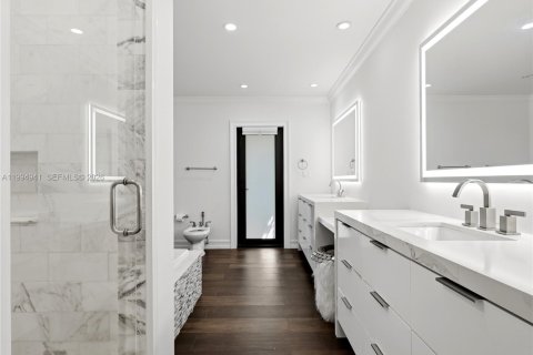 House in Miami, Florida 5 bedrooms, 228.35 sq.m. № 2066137 - photo 27