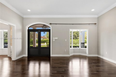 House in Miami, Florida 5 bedrooms, 228.35 sq.m. № 2066137 - photo 8