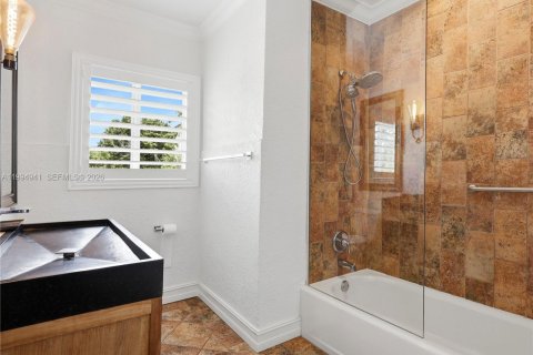 House in Miami, Florida 5 bedrooms, 228.35 sq.m. № 2066137 - photo 22