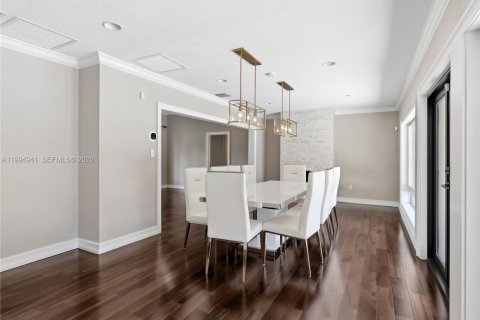 House in Miami, Florida 5 bedrooms, 228.35 sq.m. № 2066137 - photo 14