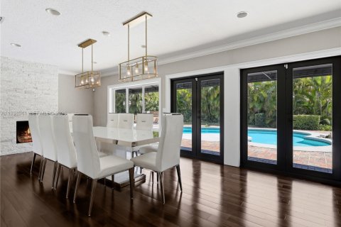 House in Miami, Florida 5 bedrooms, 228.35 sq.m. № 2066137 - photo 12
