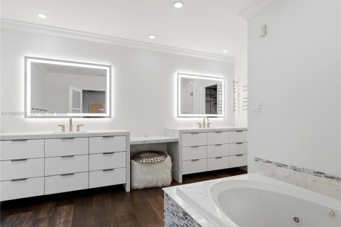 House in Miami, Florida 5 bedrooms, 228.35 sq.m. № 2066137 - photo 24