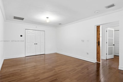 House in Miami, Florida 5 bedrooms, 228.35 sq.m. № 2066137 - photo 23