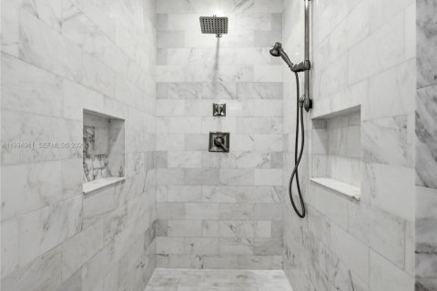 House in Miami, Florida 5 bedrooms, 228.35 sq.m. № 2066137 - photo 28