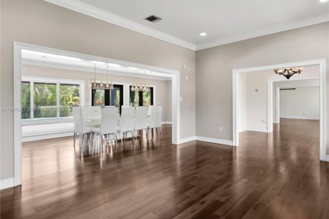 House in Miami, Florida 5 bedrooms, 228.35 sq.m. № 2066137 - photo 11