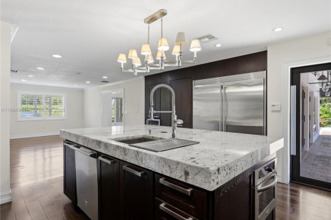 House in Miami, Florida 5 bedrooms, 228.35 sq.m. № 2066137 - photo 20