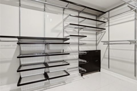 House in Miami, Florida 5 bedrooms, 228.35 sq.m. № 2066137 - photo 26