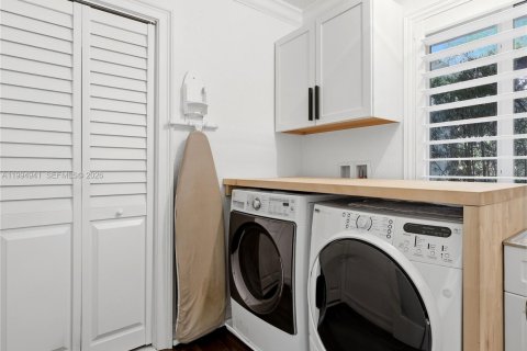 House in Miami, Florida 5 bedrooms, 228.35 sq.m. № 2066137 - photo 29