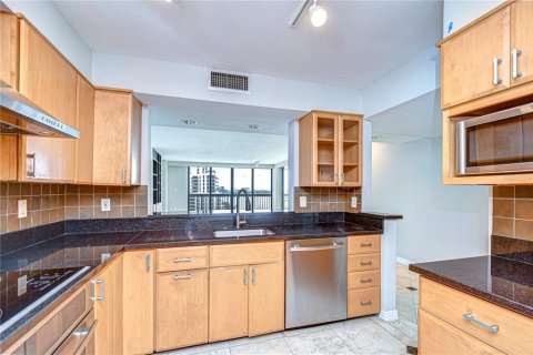 Condo in Tampa, Florida, 2 bedrooms  № 1810800 - photo 12
