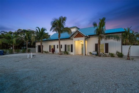 House in Holmes Beach, Florida 4 bedrooms, 202.99 sq.m. № 2125629 - photo 2