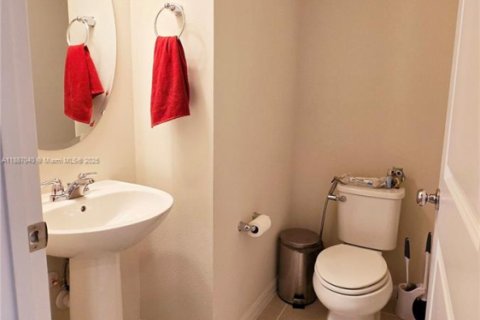 Снять в аренду виллу или дом в Киссимми, Флорида 3 спальни, 228.82м2, № 1933695 - фото 24