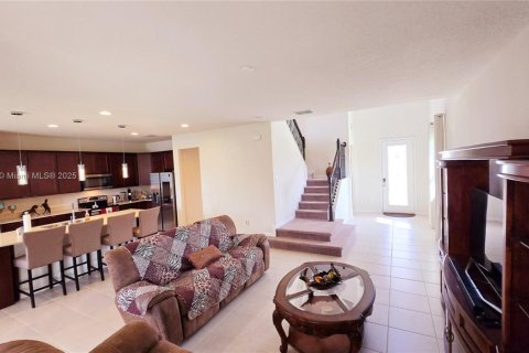 Снять в аренду виллу или дом в Киссимми, Флорида 3 спальни, 228.82м2, № 1933695 - фото 19