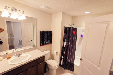 Снять в аренду виллу или дом в Киссимми, Флорида 3 спальни, 228.82м2, № 1933695 - фото 10