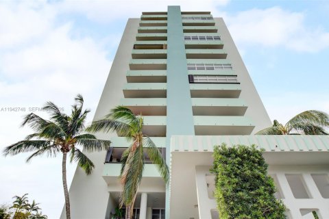 Condo in Miami Beach, Florida, 1 bedroom  № 2000288 - photo 17
