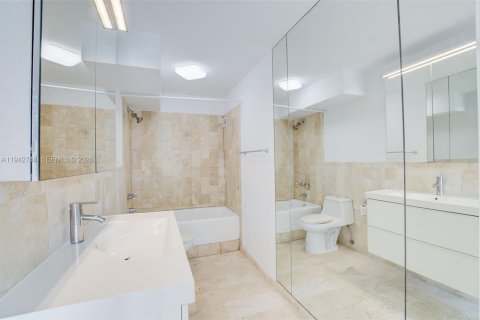 Condo in Miami Beach, Florida, 1 bedroom  № 2000288 - photo 13